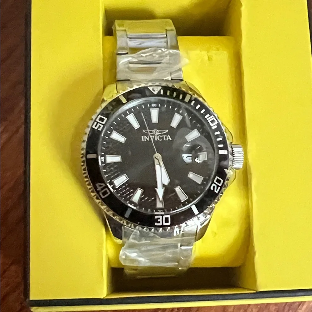 Invicta Men's Silver and Black Dive Watch